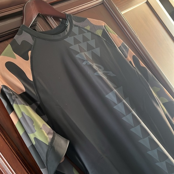 New without tags! Da Hui Hawaii by a group of surfers 🏄♂️ Camouflage Pullover! - Picture 5 of 8